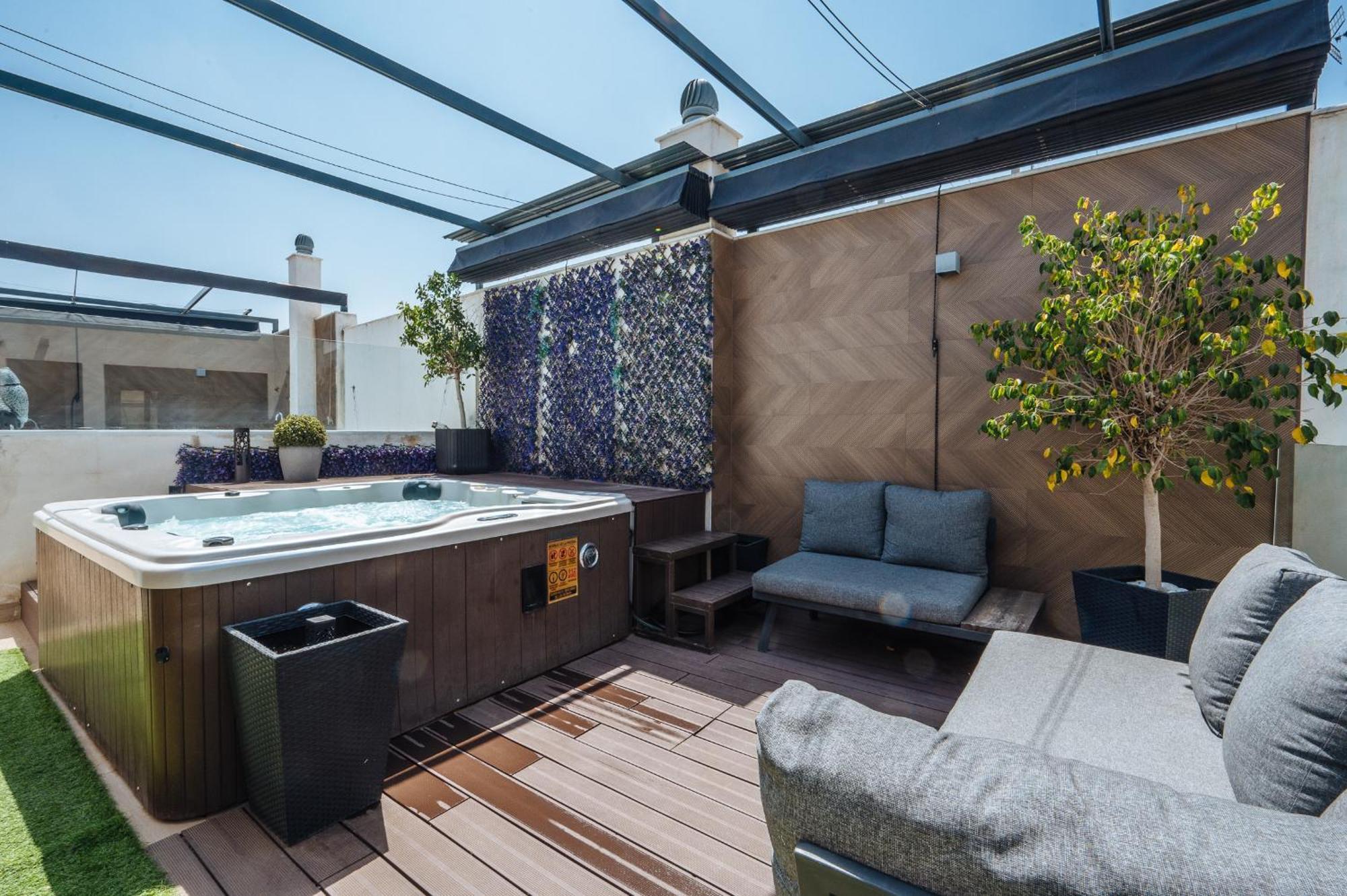Elegant Duplex 3 Master Bedrooms And Private Seville Exterior photo