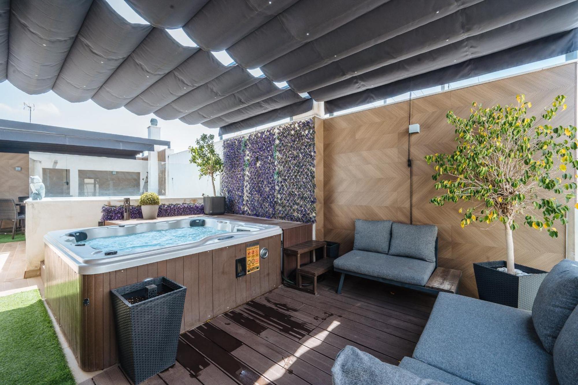 Elegant Duplex 3 Master Bedrooms And Private Seville Exterior photo
