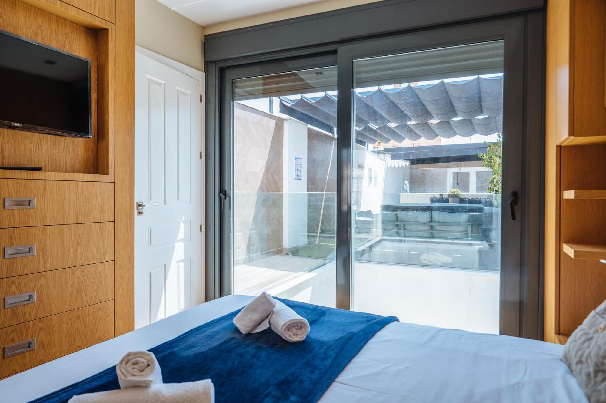 Elegant Duplex 3 Master Bedrooms And Private Seville Exterior photo
